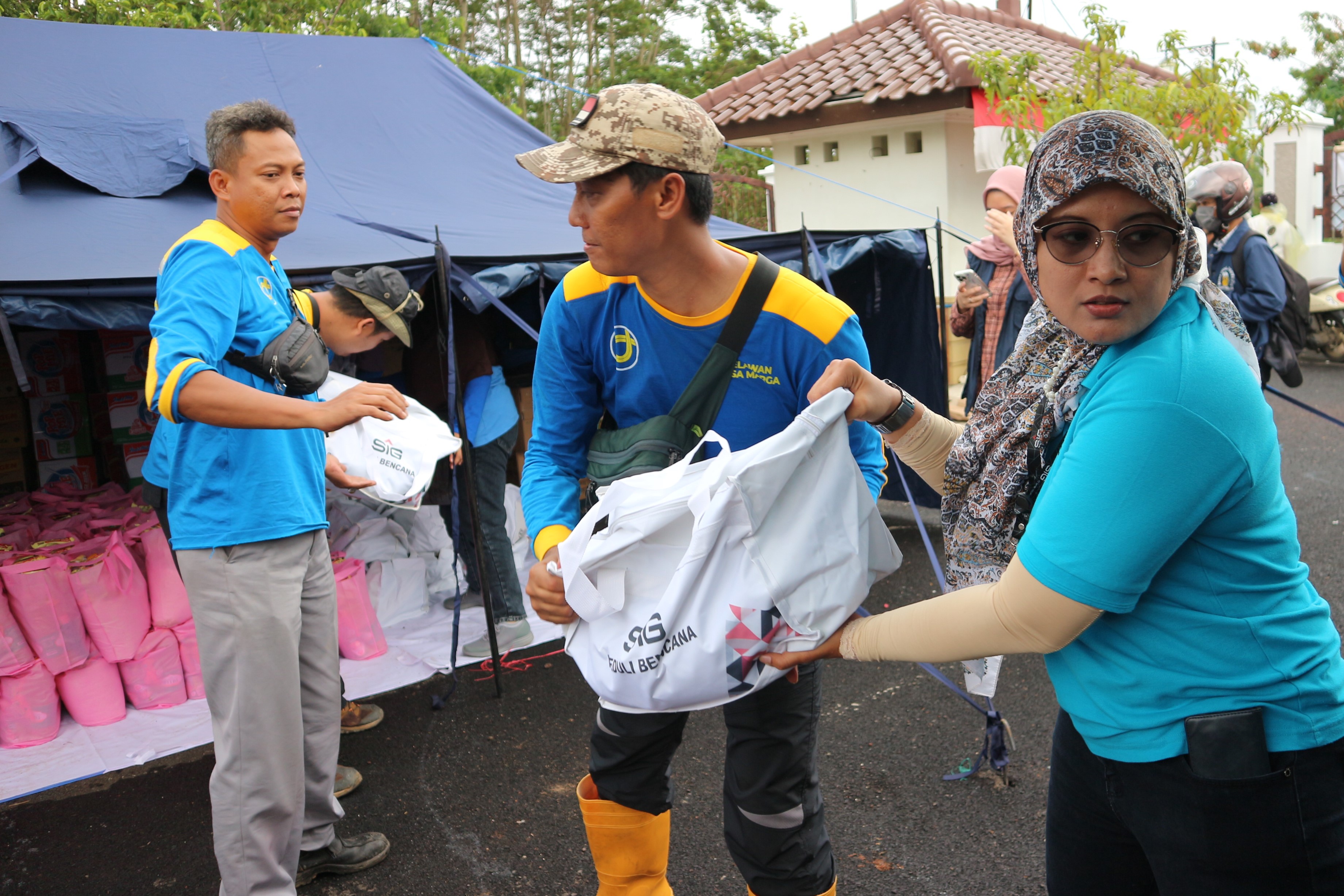 SIG Kirimkan Tim Reaksi Cepat (TRC) Salurkan Bantuan untuk Korban Bencana Gempa Bumi Cianjur