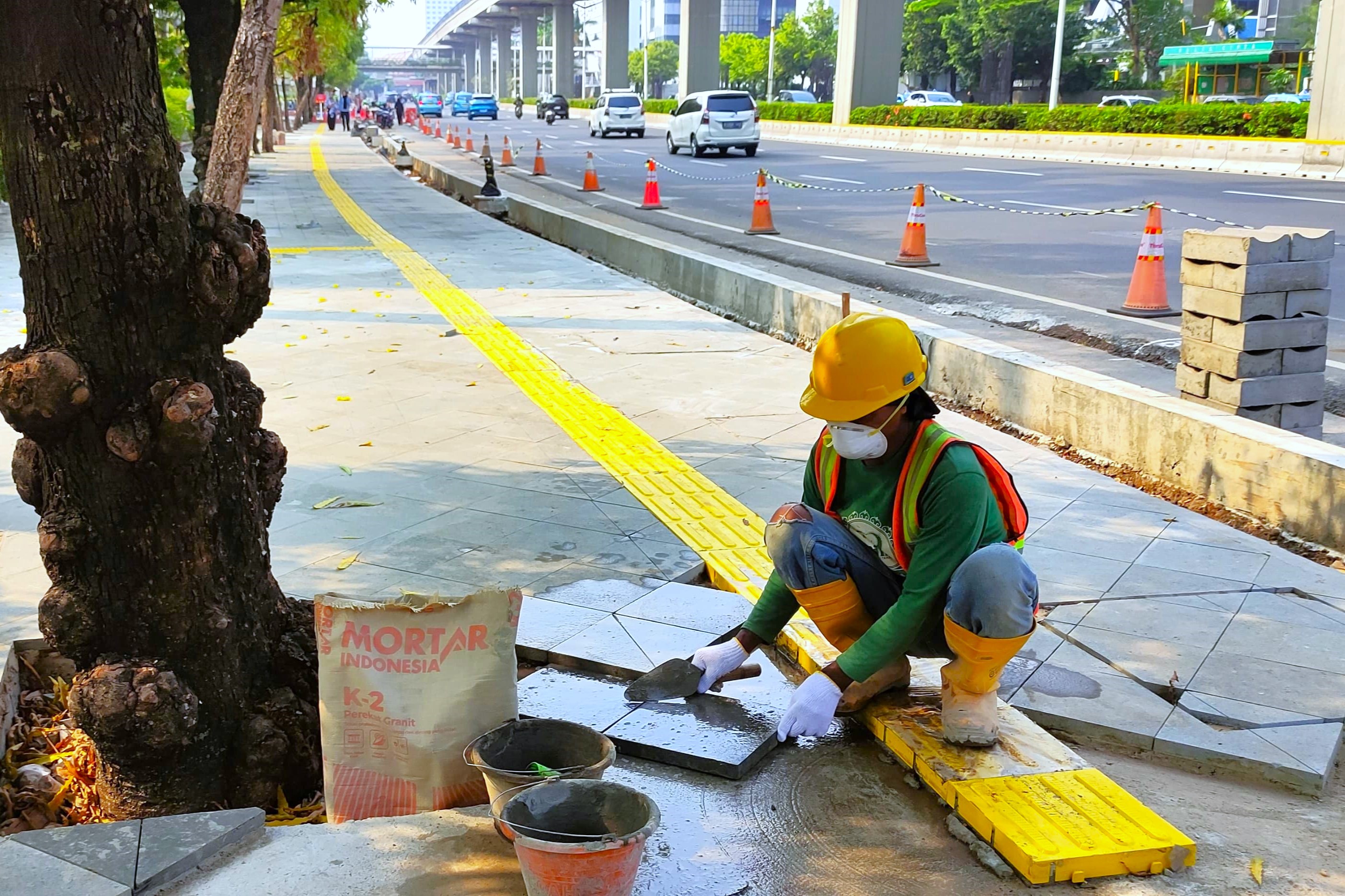 Ciptakan Ruang Publik yang Inklusif, Aman, dan Berkelanjutan, SIG dan Pemprov DKI Jakarta Revitalisasi Trotoar di Kawasan Kuningan, Jakarta